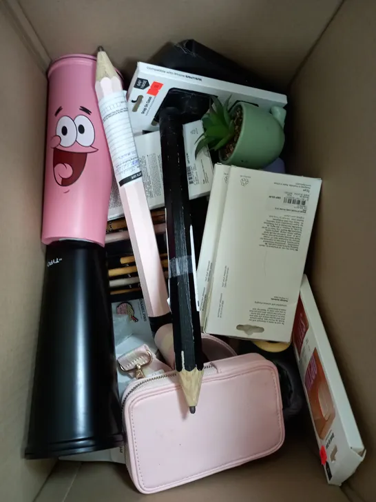 BOX OF APPROXIMATELY 15 ASSORTED ITEMS TO INCLUDE PATRICK CUP, PLANT DÉCOR, PHONE HOLDER BAG ETC