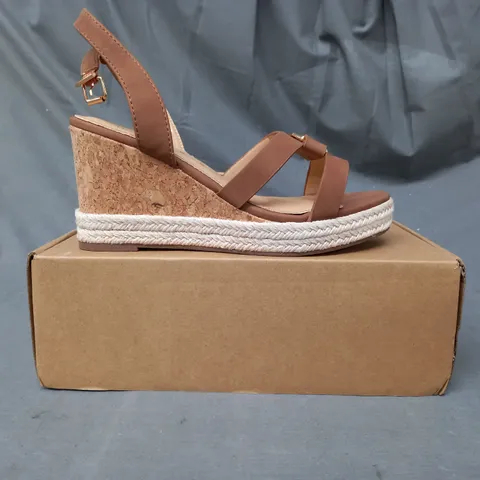 BOXED PAIR OF WALLIS WIDE FIT OPEN TOE CORK WEDGE SANDALS IN DARK TAN SIZE 4