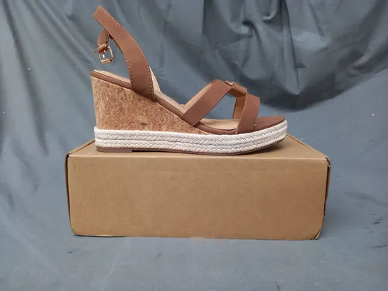 BOXED PAIR OF WALLIS WIDE FIT OPEN TOE CORK WEDGE SANDALS IN DARK TAN SIZE 4