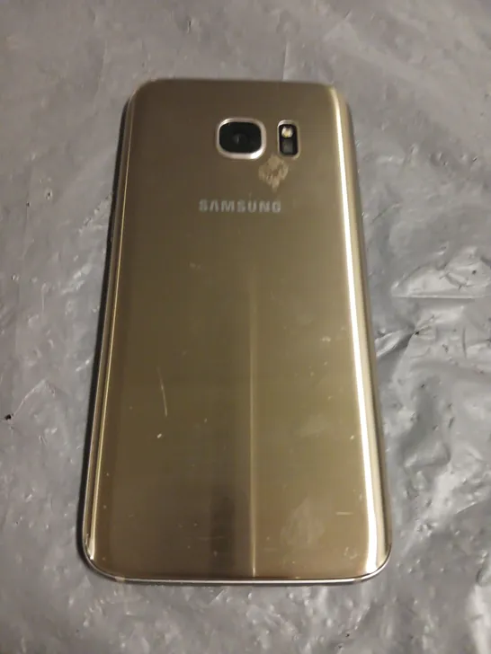 SAMSUNG GALAXY S7 SMARTPHONE IN GOLD