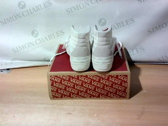 BOXED PAIR OF VANS OF THE WALL SIZE 6.5