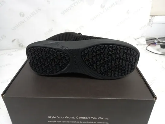 BOXED VIONIC BLACK TRAINER'S SIZE 6