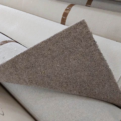 ROLL OF QUALITY GLF DIM HEATHERS CARPET // SIZE: APPROX. 5 X 2.16m