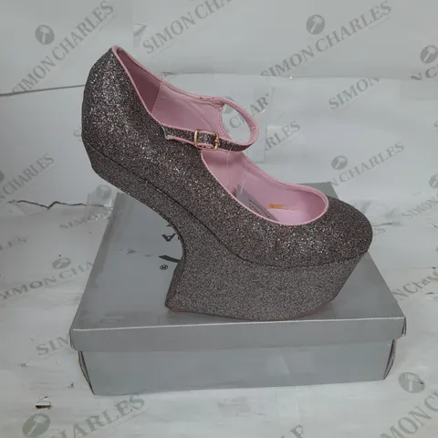 BOXED PAIR OF CASSANDRA PLATFORM SHOE IN MULTICOLOUR  GLITTER SIZE 7