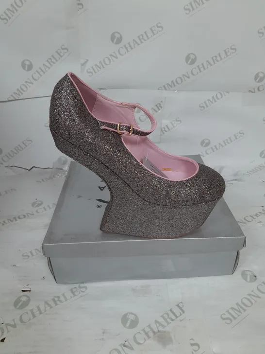 BOXED PAIR OF CASSANDRA PLATFORM SHOE IN MULTICOLOUR  GLITTER SIZE 7