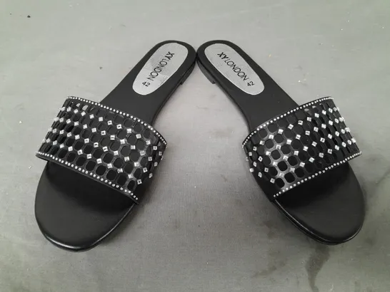 BOXED PAIR OF XY LONDON OPEN TOE SLIDE SANDALS IN BLACK W. JEWEL EFFECT EU SIZE 42