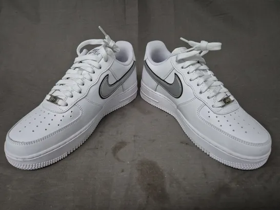 BOXED PAIR OF NIKE WOMEN'S AIR FORCE 1 '07 ESS SHOES IN WHITE/METALLIC SILVER UK SIZE 6.5