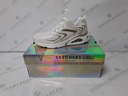 BOXED PAIR OF SKETCHERS LOS ANGELES STREET TRAINERS // SIZE: 6 UK