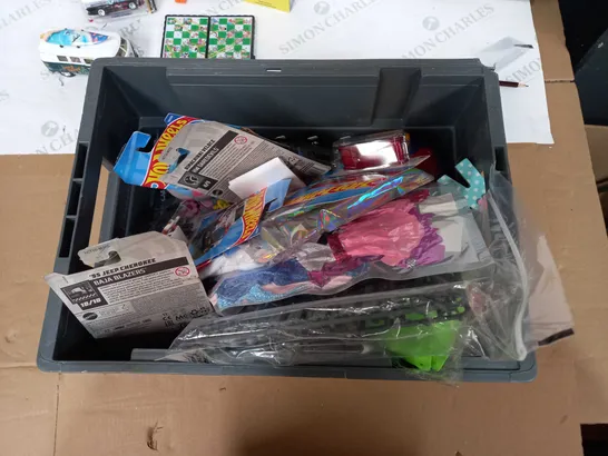 BOX OF APPROX 30 ASSORTED TOYS TO INCLUDE - HOT WHEELS TOY CARS, SNAKES AND LADDERS BOARD GAME, LEGO KEYCHAIN ETC