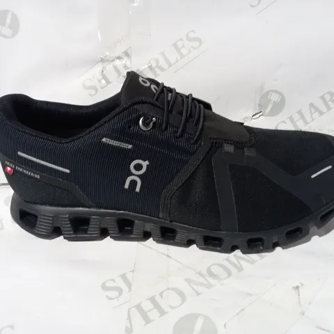 BOXED PAIR OF ON CLOUD 5 WATERPROOF TRAINERS IN BLACK UK SIZE 8