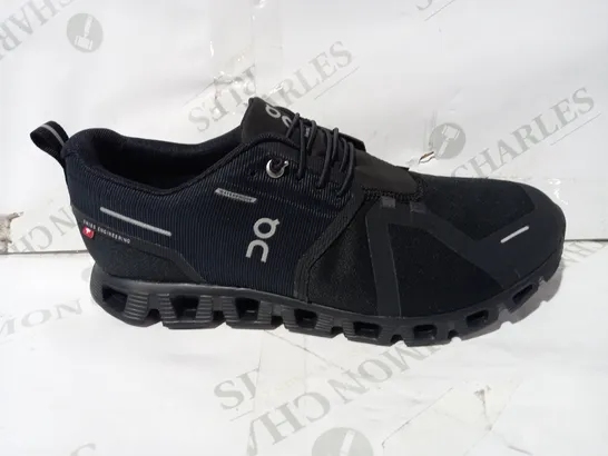 BOXED PAIR OF ON CLOUD 5 WATERPROOF TRAINERS IN BLACK UK SIZE 8