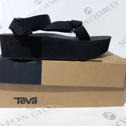 BOXED PAIR OF TEVA OPEN TOE FLATFORM SANDALS IN BLACK UK SIZE 5