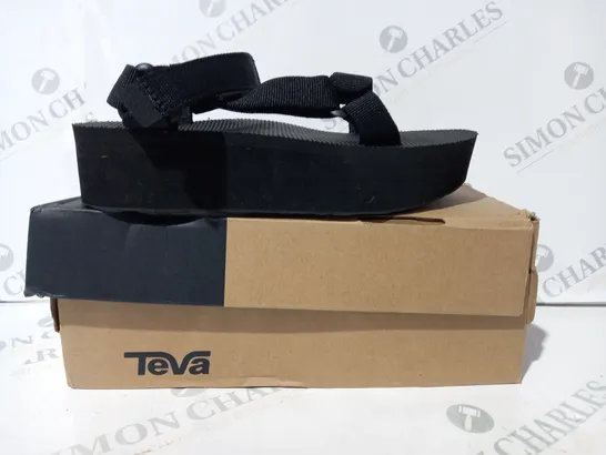 BOXED PAIR OF TEVA OPEN TOE FLATFORM SANDALS IN BLACK UK SIZE 5