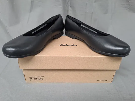 BOXED PAIR OF CLARKS SCALA GLIDE SHOES IN BLACK UK SIZE 1.5