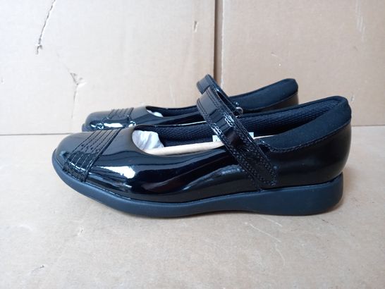 BOXED PAIR OF CLARKS ETCH BEAM (BLACK), SIZE 1 UK
