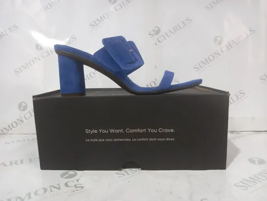 BOXED PAIR OF VIONIC OPEN TOE BLOCK HEEL SANDALS IN BLUE SIZE 7