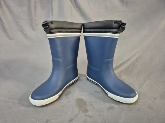 BOXED PAIR OF SPOTTY OTTER FLEECE LINED WELLIES IN NAVY UK SIZE 2