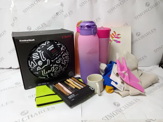 APPROXIMATELY 10 ASSORTED ITEMS TO INCLUDE TYPO KEITH HARING BASKETBALL SIZE 7, METAL DRINK BOTTLE, NOTEBOOK BUNDLE ETC. 