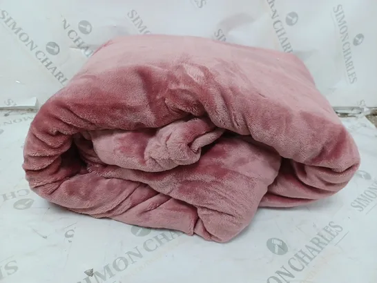 COZEE HOME REVERSIBLE VELVETSOFT & SHERPA THROW VINTAGE ROSE