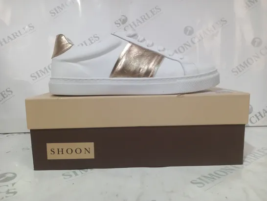 BOXED PAIR OF SHOON LACE UP TRAINERS IN WHITE/METALLIC GOLD SIZE 6