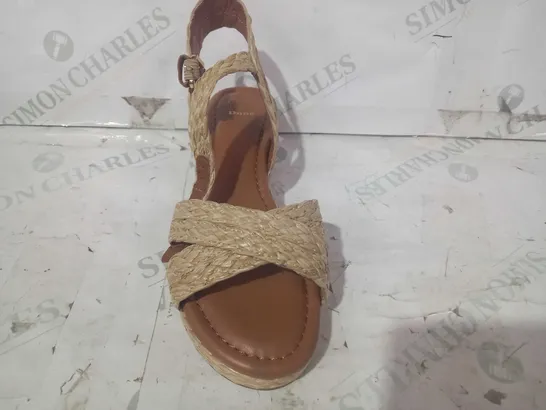 DUNE LINNIE CROSS STRAP FLATFORM SANDALS SIZE 5