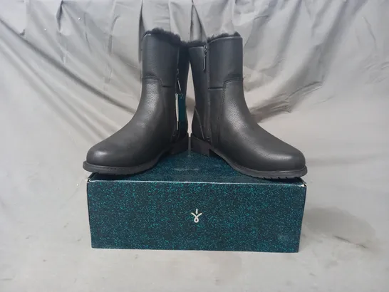 BOXED PAIR OF EMU AUSTRALIA LOW HEEL ANKLE BOOTS IN BLACK SIZE 7