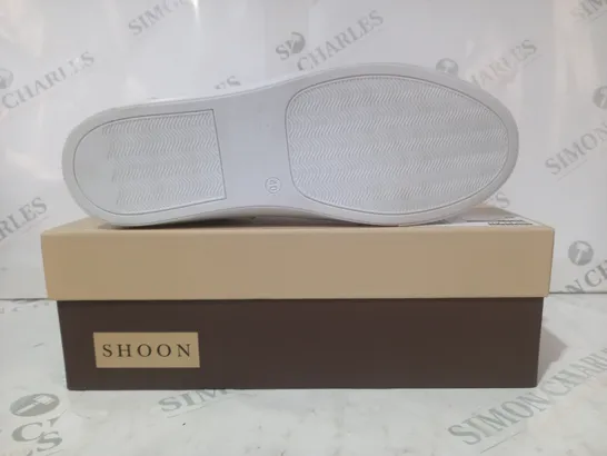 BOXED PAIR OF SHOON LACE UP TRAINERS IN NAVY/METALLIC PEWTER SIZE 6