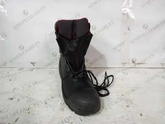 BOXED PAIR OF UVEX SAFETY BOOTS IN BLACK EU SIZE 44