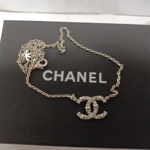 CHANEL SILVER EFFECT NECKLACE