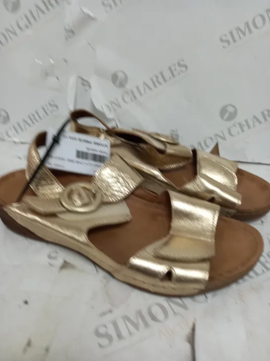 UNBOXED PAIR OF ADESSO LILY LEATHER SANDAL GOLD SIZE 8