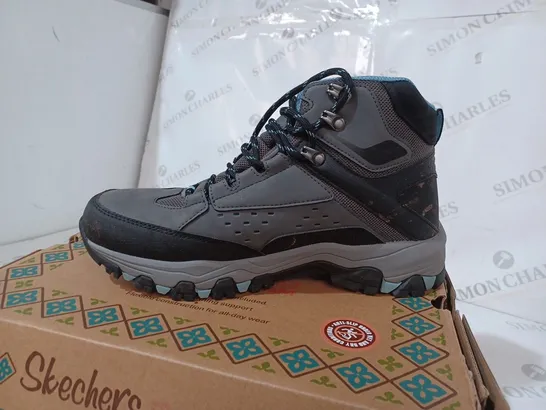 SKECHERS BLACK/GREY/BLUE HIKING BOOTS SIZE 6.5