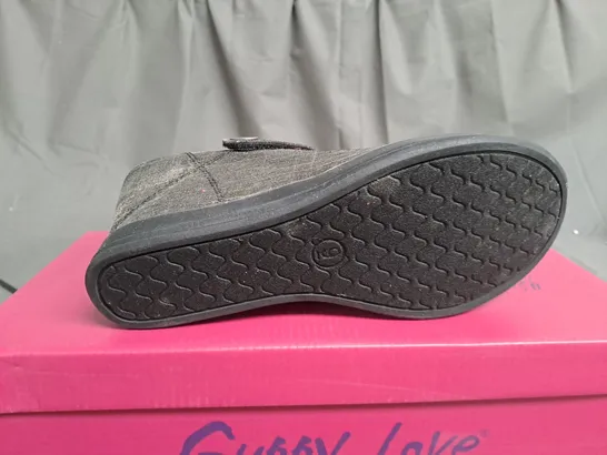 BOX OF APPROXIMATELY 10 PAIRS OF BLACK GUPPY LOVE WEDGE SHOES IN VARIOUS SIZES 