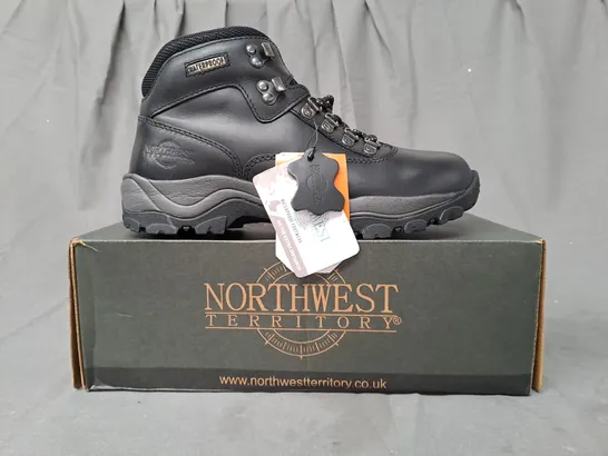 BOXED PAIR OF NORTHWEST TERRITORY PEAK ANKLE BOOTS IN BLACK UK SIZE 7