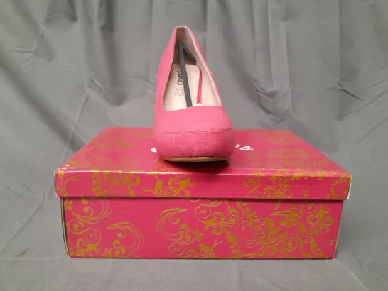 BOXED PAIR OF CLARA'S CLOSED TOE HEELED SHOES IN RED EU SIZE 38