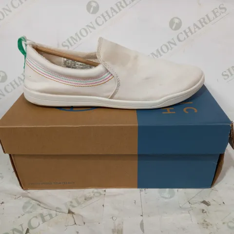 VIONIC VENICE MARSHALL CANVAS SLIP ON SHOES IN WHITE UK SIZE 7