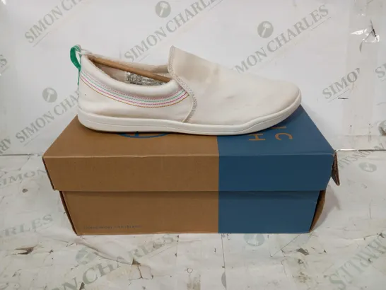 VIONIC VENICE MARSHALL CANVAS SLIP ON SHOES IN WHITE UK SIZE 7