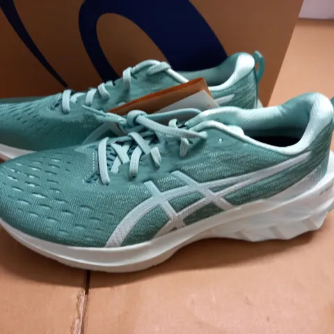 BOXED BRAND NEW NOVABLAST 2 WOMENS TRAINERS IN SAGE - UK 8