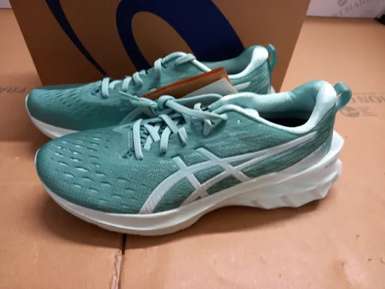 BOXED BRAND NEW NOVABLAST 2 WOMENS TRAINERS IN SAGE - UK 8