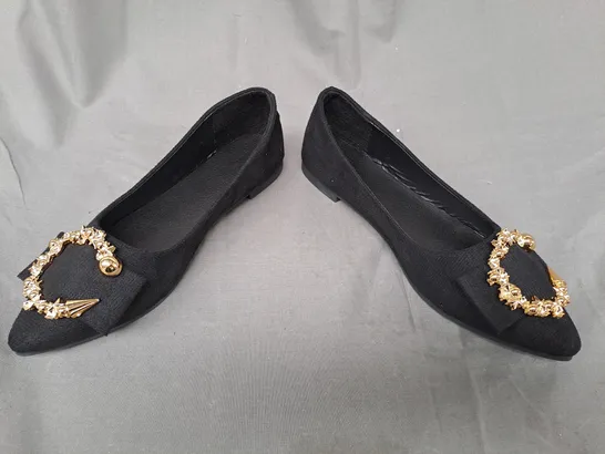 BOXED PAIR OF DESIGNER SLIP-ON SHOES IN BLACK W. GOLD EFFECT DETAIL EU SIZE 39