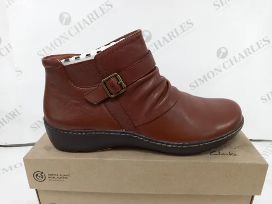 BOXED CLARKS CORA ROUCHED IN DARK TAN LEA IN UK 7