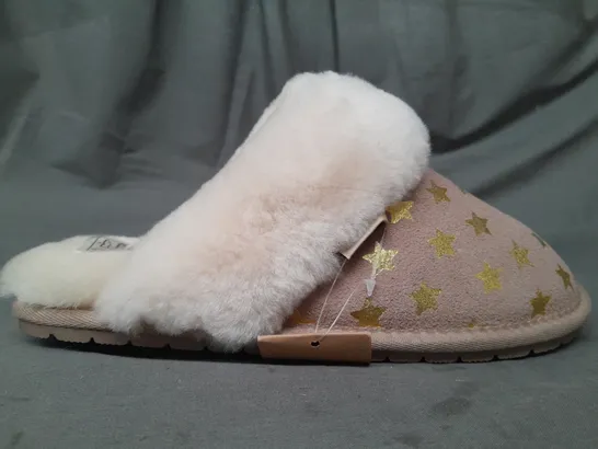 BOXED PAIR OF FENLAND SHEEPSKIN WOMEN'S MULES IN GOLD STAR SIZE 5/6