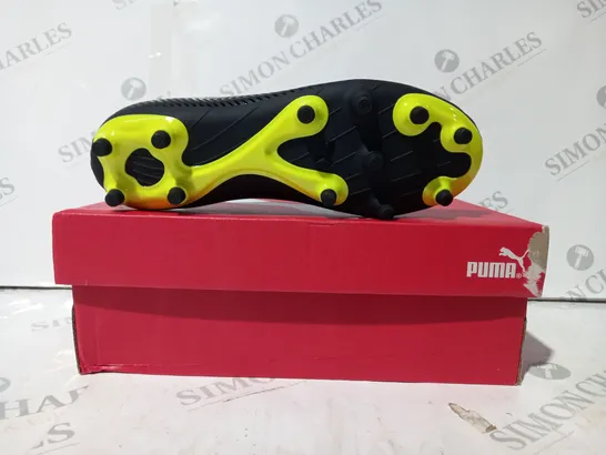 BOXED PAIR OF PUMA FINESSE KIDS FOOTBALL BOOTS IN BLACK/YELLOW UK SIZE 2