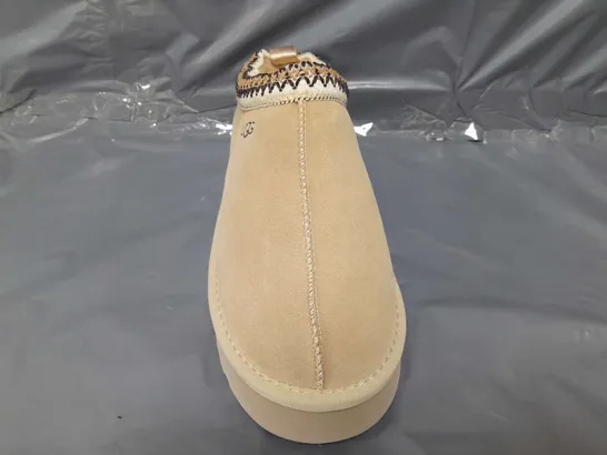 BOXED PAIR OF UGG SHOES IN BEIGE UK SIZE 7