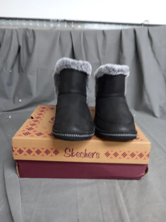 BOXED PAIR OF SKECHERS COZY CAMPFIRE SLIPPER BOOTS IN BLACK SIZE 4