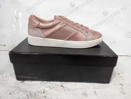 BOXED PAIR OF DUNE LONDON EVERLEE LACE UP TRAINERS IN ROSE GOLD COLOUR W. GLITTER EFFECT UK SIZE 5