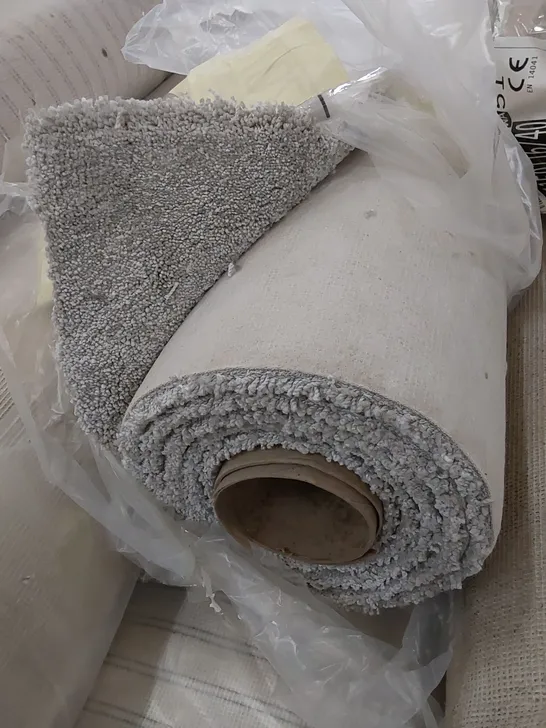 ROLL OF QUALITY SENSUAL CHALK WHITE CARPET // SIZE: APPROXIMATELY 4 X 3.8m