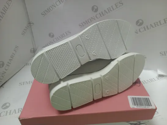 BOXED WHITE GENE WEDGE TRAINERS WITH LACE AND ZIP