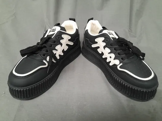 BOXED PAIR OF FASHION PLATFORM SNEAKERS IN BLACK/WHITE EU SIZE 39