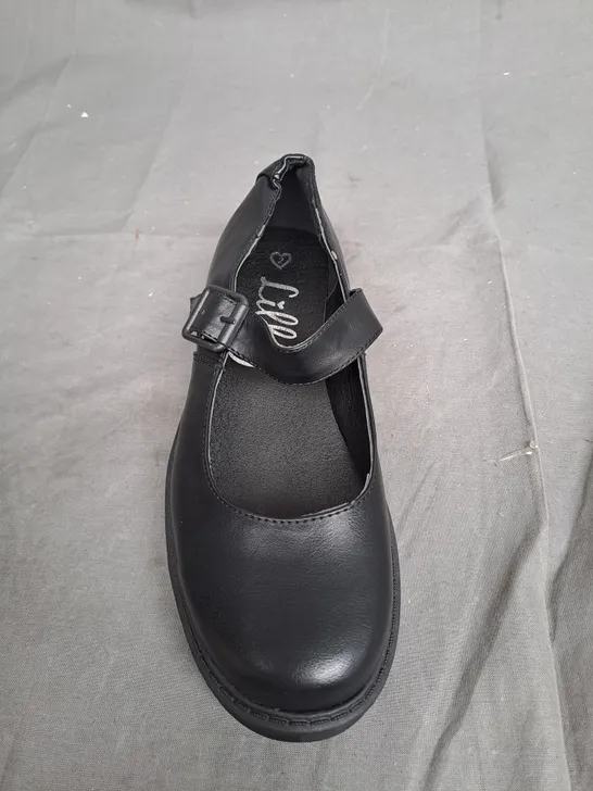 BOX OF APPROXIMATLY 10 BLACK LILLEY SHOE IN VARIOUS SIZES 