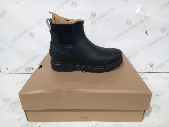 BOXED PAIR OF UGG DROPLET WATERPROOF BOOTS IN BLACK UK SIZE 4